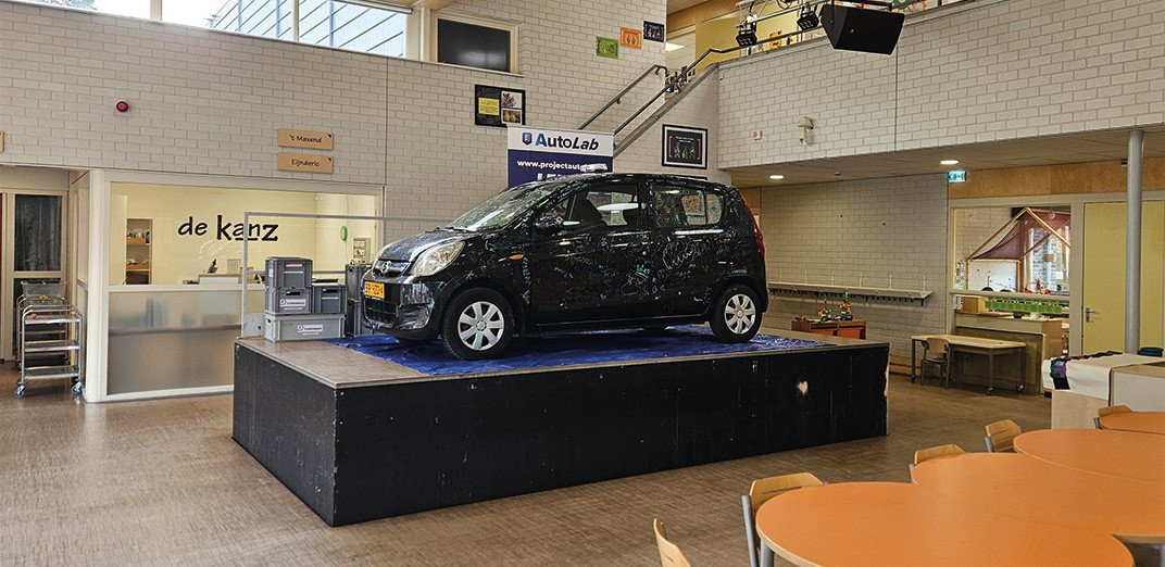 Auto in kantine basisschool